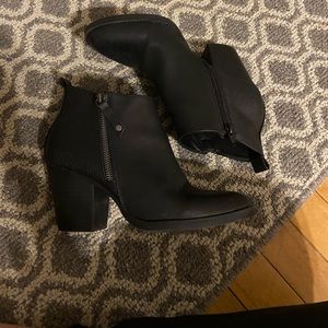 Universal thread booties. Size 7 1/2